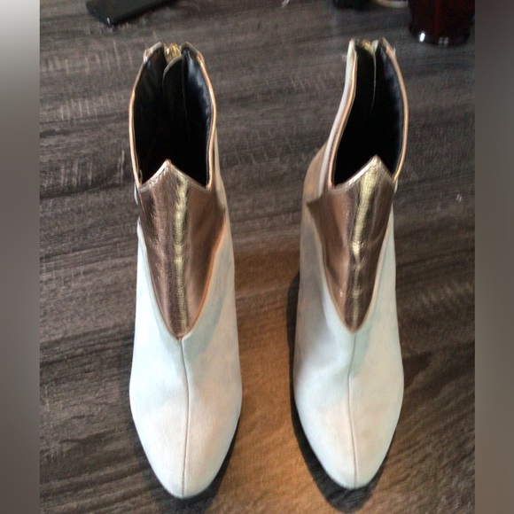 Cape Robbin Faux Gray Suede and Gold Star Bootie. Size 6.5 - Picture 1 of 9